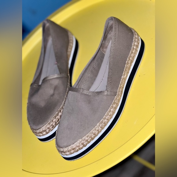 Prada gabardine espadrille loafers. Versatile design perfect for anything. - Picture 2 of 4